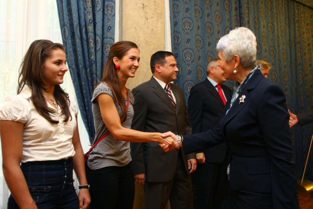 '03.09.2010., MORH, Zagreb - Ministar obrane Republike Hrvatske Branko Vukelic i  predsjedik Hrvatskog olimpijskog odbora Zlatko Matesa potpisali su novi ugovor izmedju MORH-a i HOO-a oko zaposljavanj