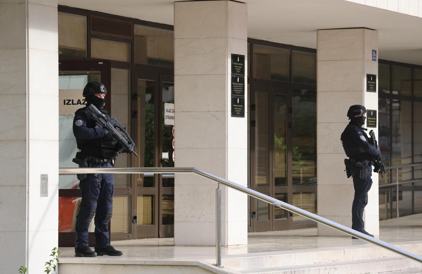Jutro na Županijskom sudu u Splitu obilježila je drama nakon što je, tik pred početak ročišta, policija naredila hitnu evakuaciju zaposlenika i posjetitelja.