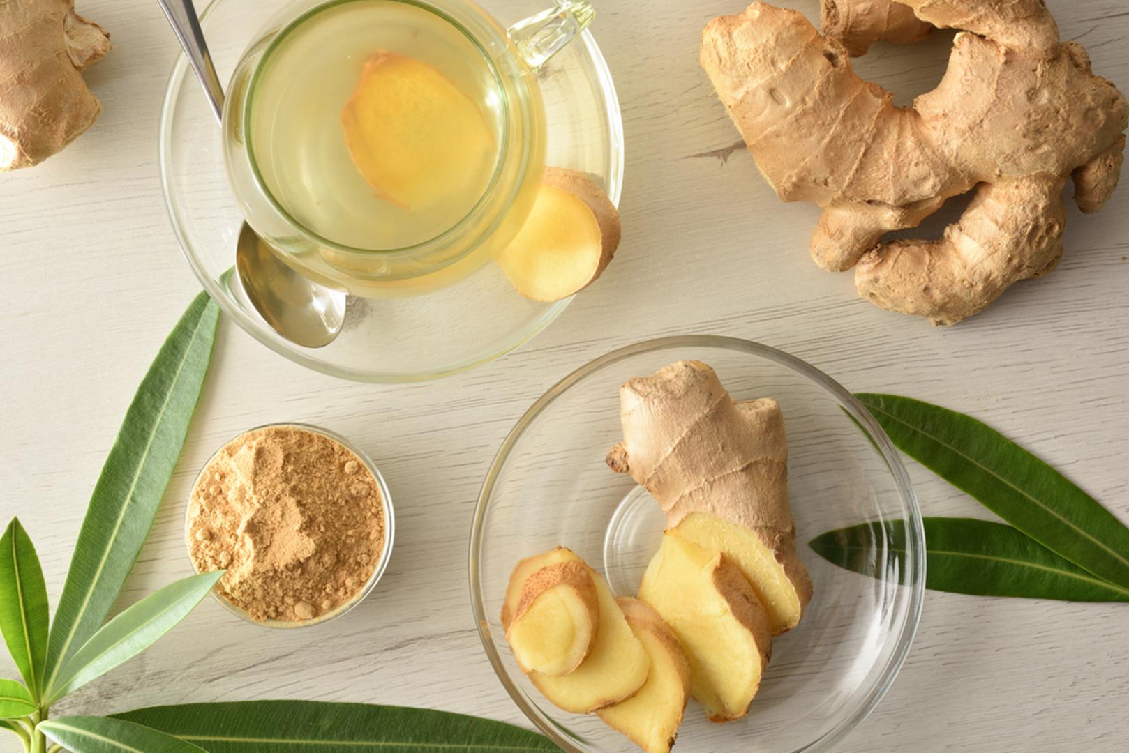 Đumbir: Čaj od đumbira ili svježi komadić korijena može pomoći kod migrene i mučnine koje je često prate. Đumbir djeluje protuupalno i potiče cirkulaciju, što smanjuje pritisak u glavi. Osim toga, lako je dostupan i može se uključiti u svakodnevnu prehranu kroz čajeve, juhe ili smoothieje.