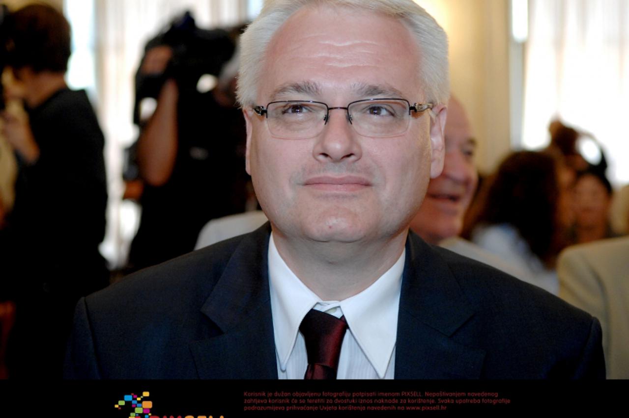 \'05.10.2009., Zagreb - Suceljavanje predsjednickih kandidata Ive Josipovica, Andrije Hebranga, Damira Kajina, Nadana Vidosevica i Vesne Pusic na debati studenata Nacionalove novinarske akademije u dv