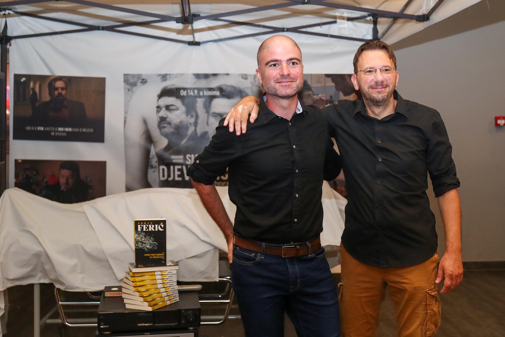  U vrijeme dok je snimao seriju imao je drugačiji frizuru, raščupanu i bujnu kosu, a sada ima obrijanu glavu.