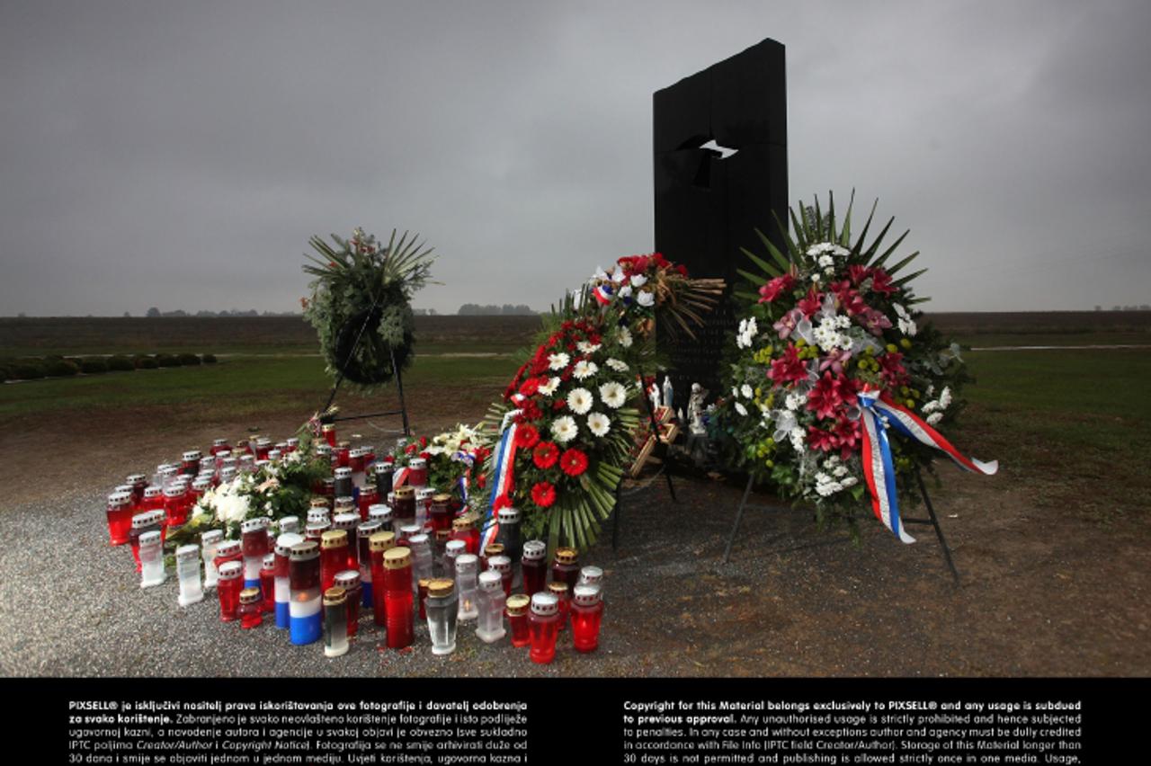 'listopad., 2011,  Vukovar - Dvadeset godina od okupacije u Domovinskom ratu Vukovar i Vukovarci pokusavaju zivjeti normalnim zivotom. Unatoc reintegraciji, proteku vremena i opseznoj obnovi ratne ran