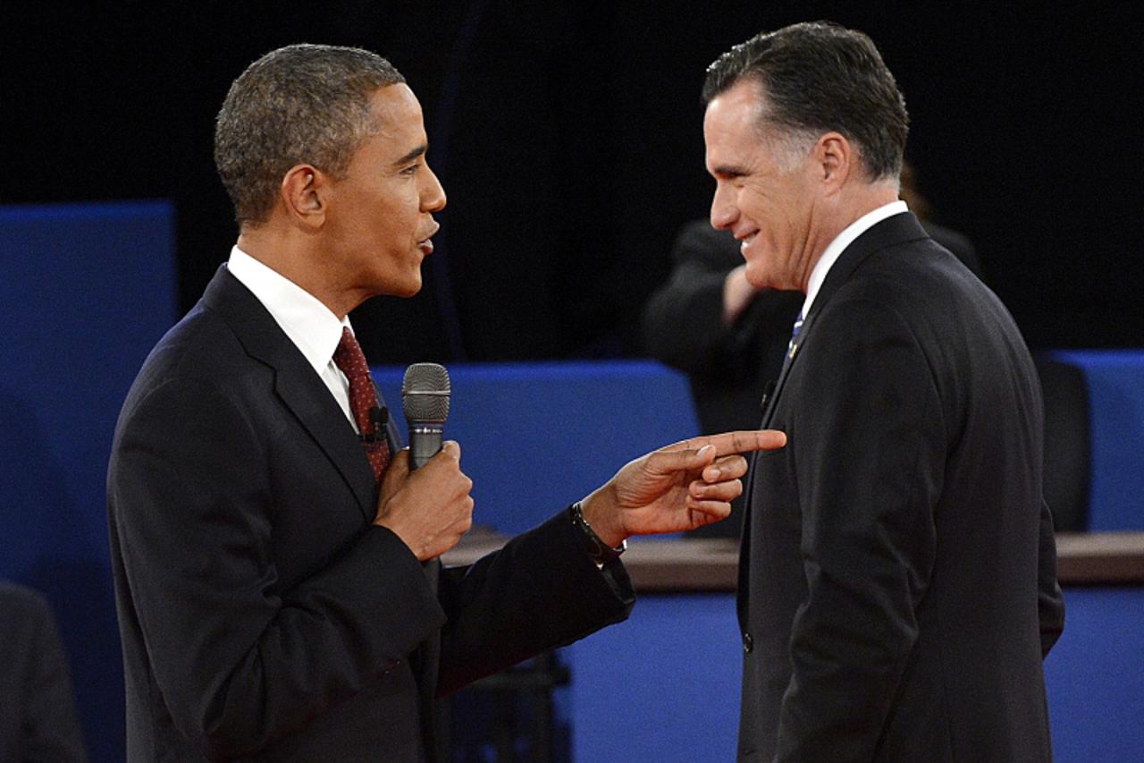'TOPSHOTS Moderator Candy Crowley (C) speaks to US President Barack Obama (L) and Republican presidential candidate Mitt Romney (R) at the start of the second presidential debate against on October 16