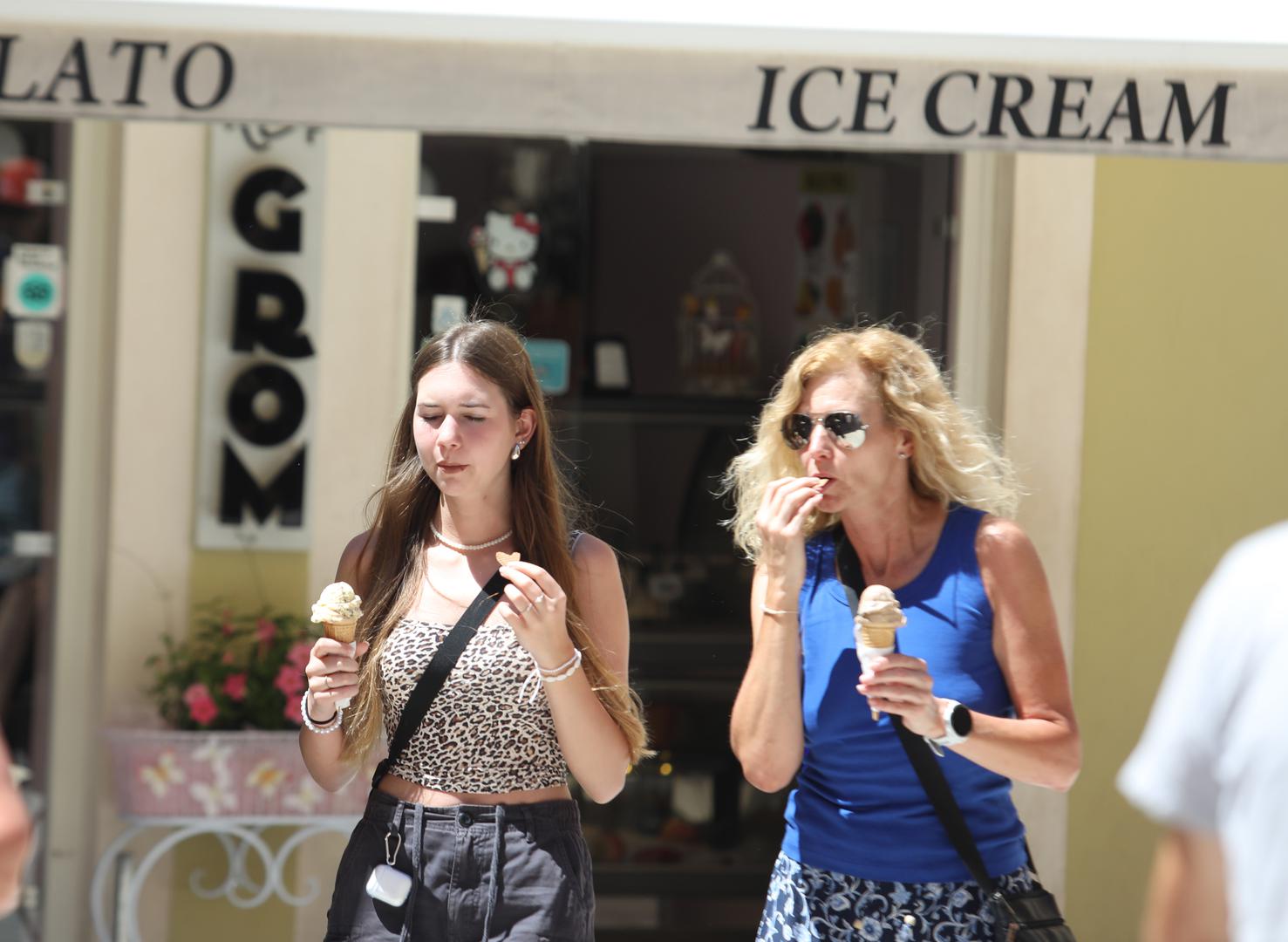 17.06.2024.,Sibenik-Sibencani i njihovi gosti raznim osvjezenjima odoljevaju temperaturi od 34 celzijusevih. Photo: Dusko Jaramaz/PIXSELL