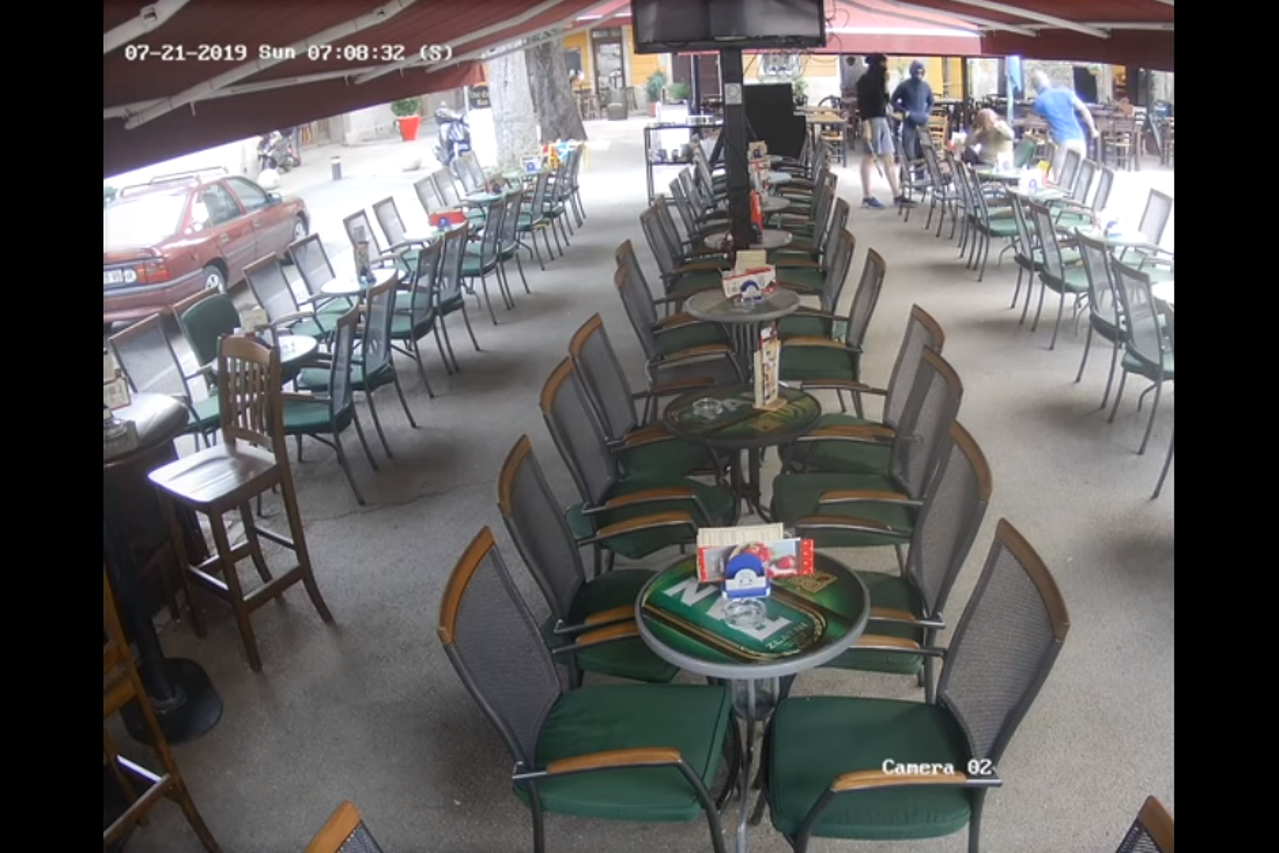 Muškarci napali 77-godišnjaka