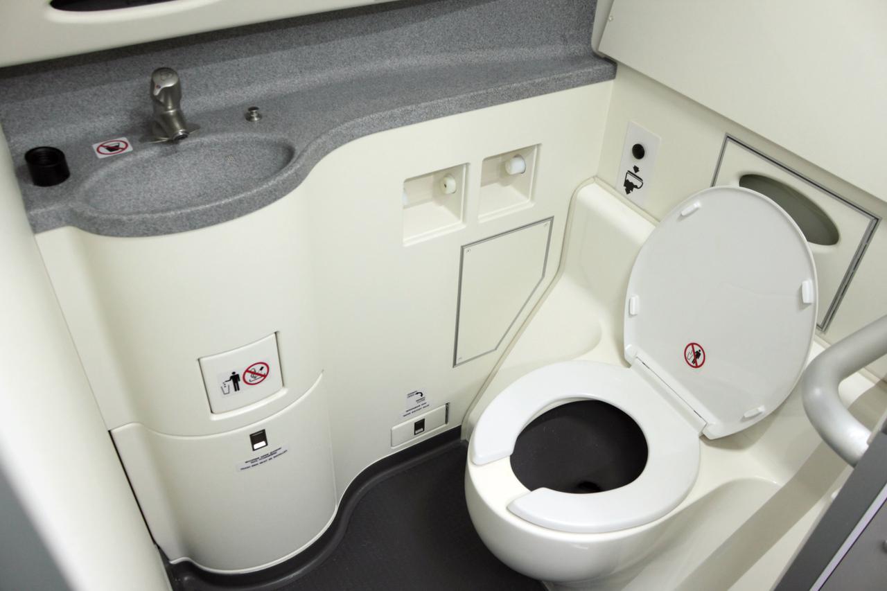 toilet u avionu