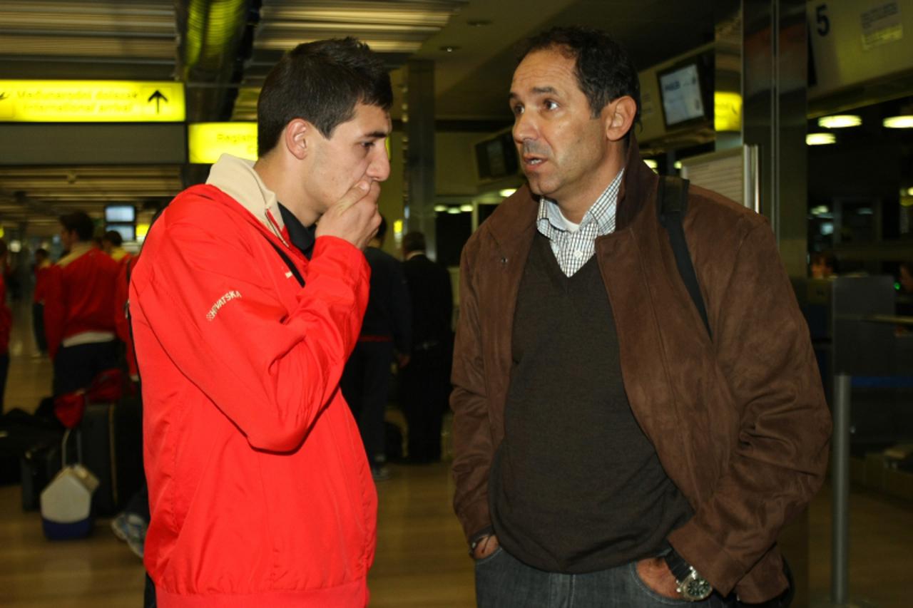 \'08.10.2010., Zagreb - Zracna luka Zagreb - Pleso. Mlada hrvatska nogometna reprezentacija U21 odlazi u Spanjolsku na doigravanje za plasman za Europsko prvenstvo. Mate Jajalo, Drazen Ladic. Photo: S