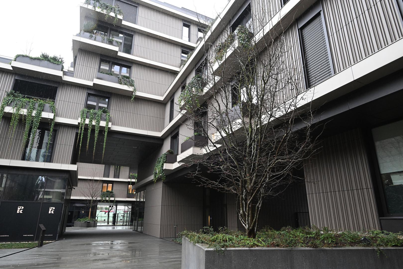 Kompleks se prostire na oko 19.000 četvornih metara te obuhvaća pet zgrada s osam katova, okruženih zelenilom i privatnim dvorištem. Stanovi u ovom kompleksu također postižu visoke cijene, koje mogu prelaziti 10.000 eura po kvadratu.