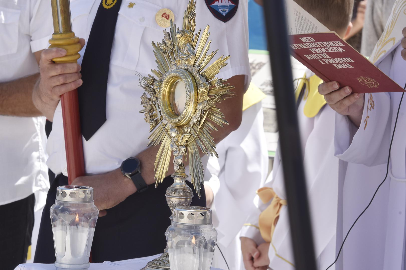 Danas se Tijelovo u Hrvatskoj obilježava misnim slavljima i procesijama koje okupljaju vjernike te čuvaju tradiciju staru više od sedam stoljeća.