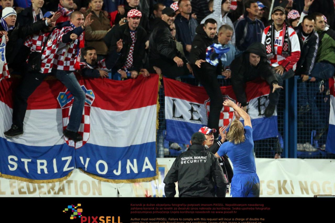 '16.10.2012., Gradski vrt, Osijek - Kvalifikacije za SP 2014. u nogometu, skupina A, Hrvatska - Wales. Domagoj Vida pozdravlja navijace.  Photo: Slavko Midzor/PIXSELL'