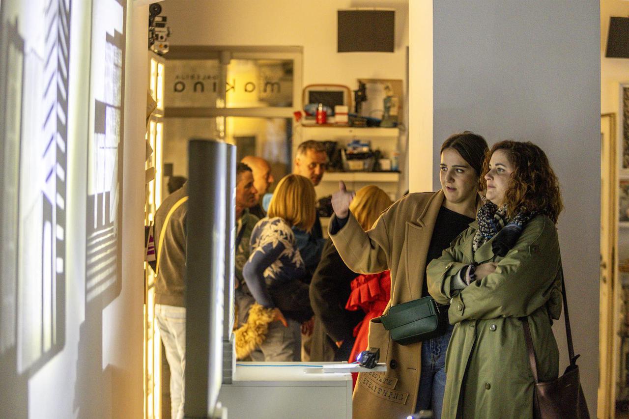 Pula: U galeriji Makina otvorena je izložba Petra Šćulca “Zapuštene Forme”