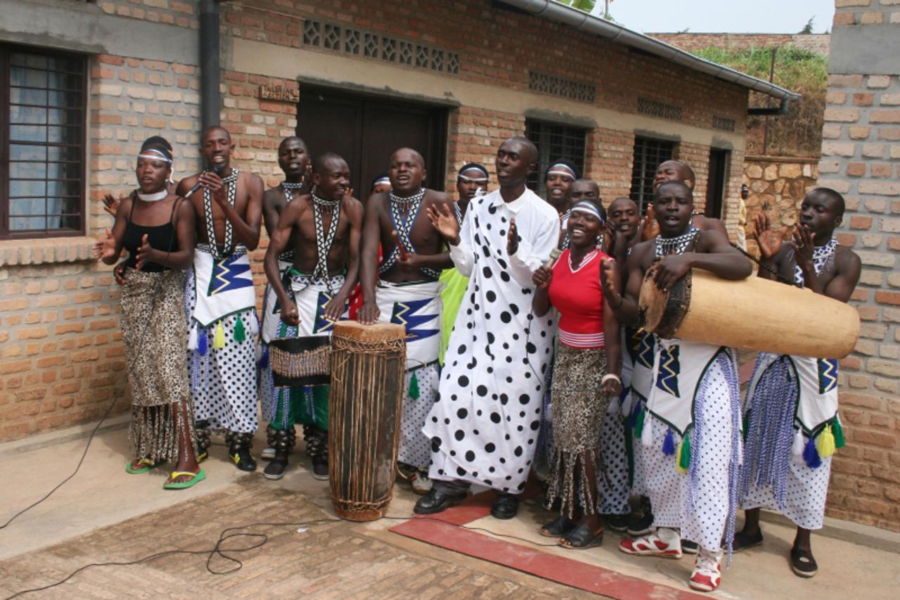 'bih...08.20009...uganda, ruanda...fra iko skoko posjetio africke zemlje ugandu i ruandu... foto: fra. iko skoko, fra ivica peric i studentica magdalena blazevic'