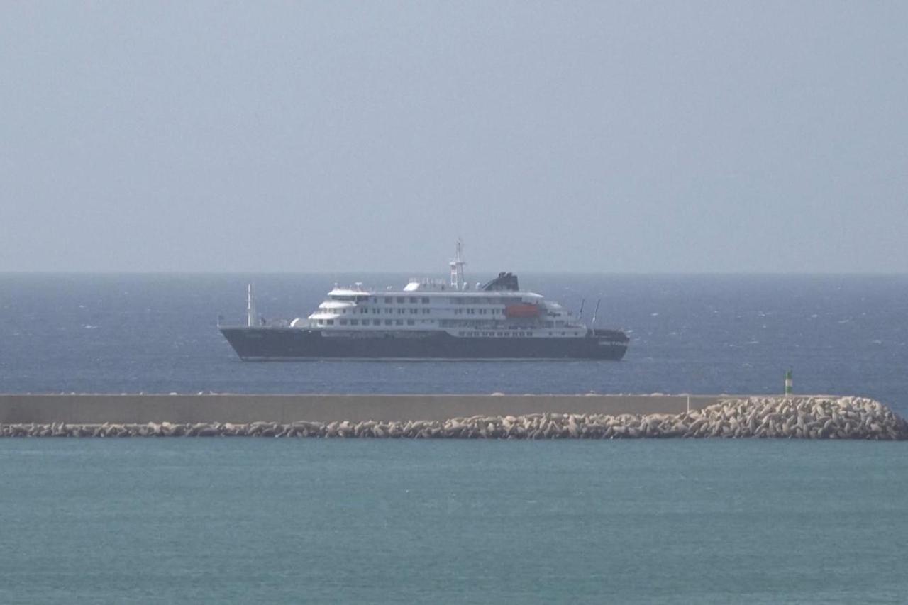 Cruise ship MV Hondius with suspected hantavirus cases off Cape Verde port