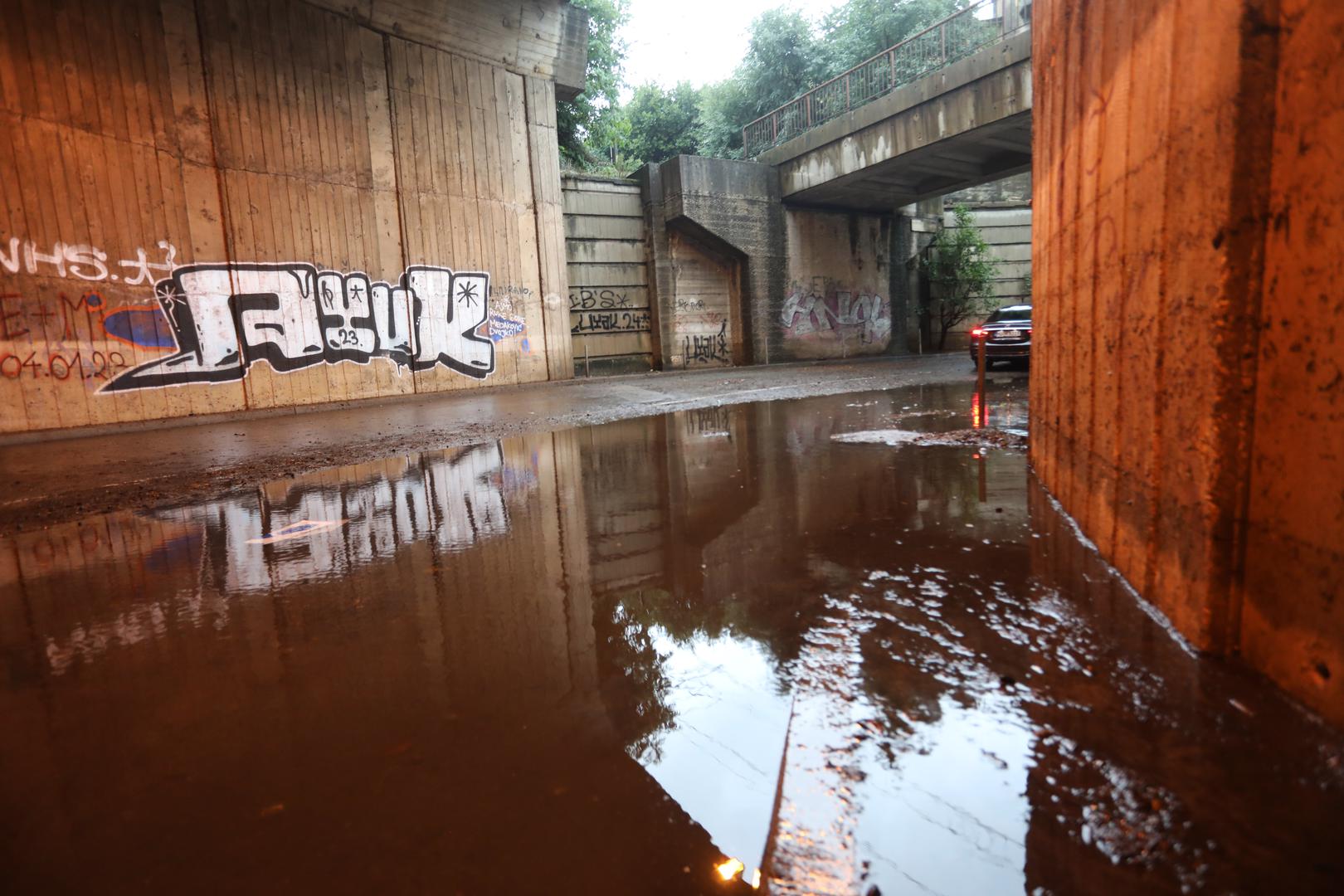 Bujice su izbijale šahte, te su neki automobili oštećeni. Prema informacijama meteorologa, veće količine kiše mogu se očekivati u Rijeci i okolici do kraja dana.  