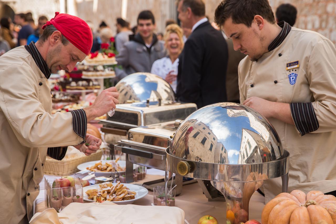23.10.2015., Stradun, Dubrovnik - Dubrovacka trpeza, tradicionalna manifestacija u sklopu Good Foof festivala. Dubrovacka trpeza simbolicno oznacava kraj turisticke sezone dio je Good Food Festivala u organizaciji TZ Grada Dubrovnika. Bon za hranu kostao 