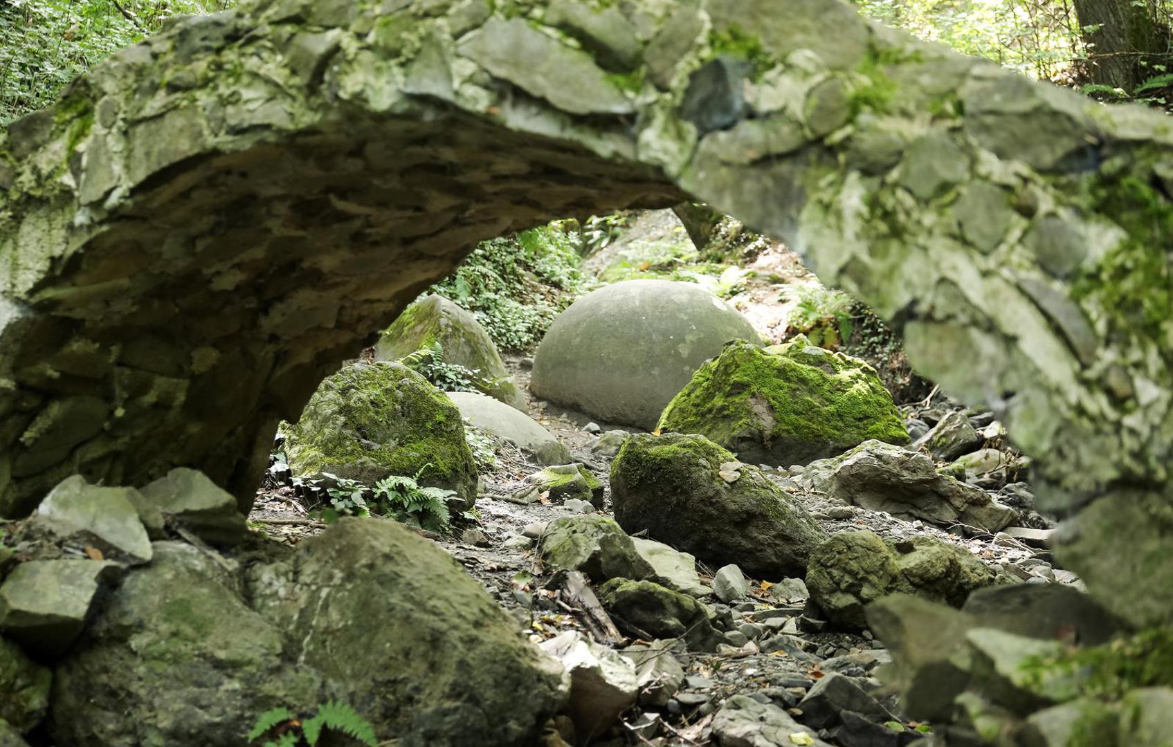 09.08.2023., Zavidovici, Bosna i Hercegovina moze se pohvaliti necim sto se moze pronaci na jos vrlo malo lokacija u svijetu, kamenim kuglama u Zavidovicima. Ovo najvece nalaziste kamenih kugli u Europi, i najmisterioznije mjesto u citavoj zemlji, s obzirom na to da niko sa sigurnoscu ne moze reci kako su ove kugle savrseno preciznog oblika, koje izgledaju kao da ih je neko nacrtao, dospjele na ovo mjesto. Do danas ih je pronadjeno oko 60, od kojih je 11 sacuvano u odlicnom stanju i sve su poredane uz potok u sumi i nalaze se blizu jedna druge. Vjeruje se kako su kamene kugle veliki izvor pozitivne energije a vec slicne postoje u Meksiku, Kostarici i nekim drugim zemljama Juzne Amerike. Photo: Emica Elvedji/PIXSELL