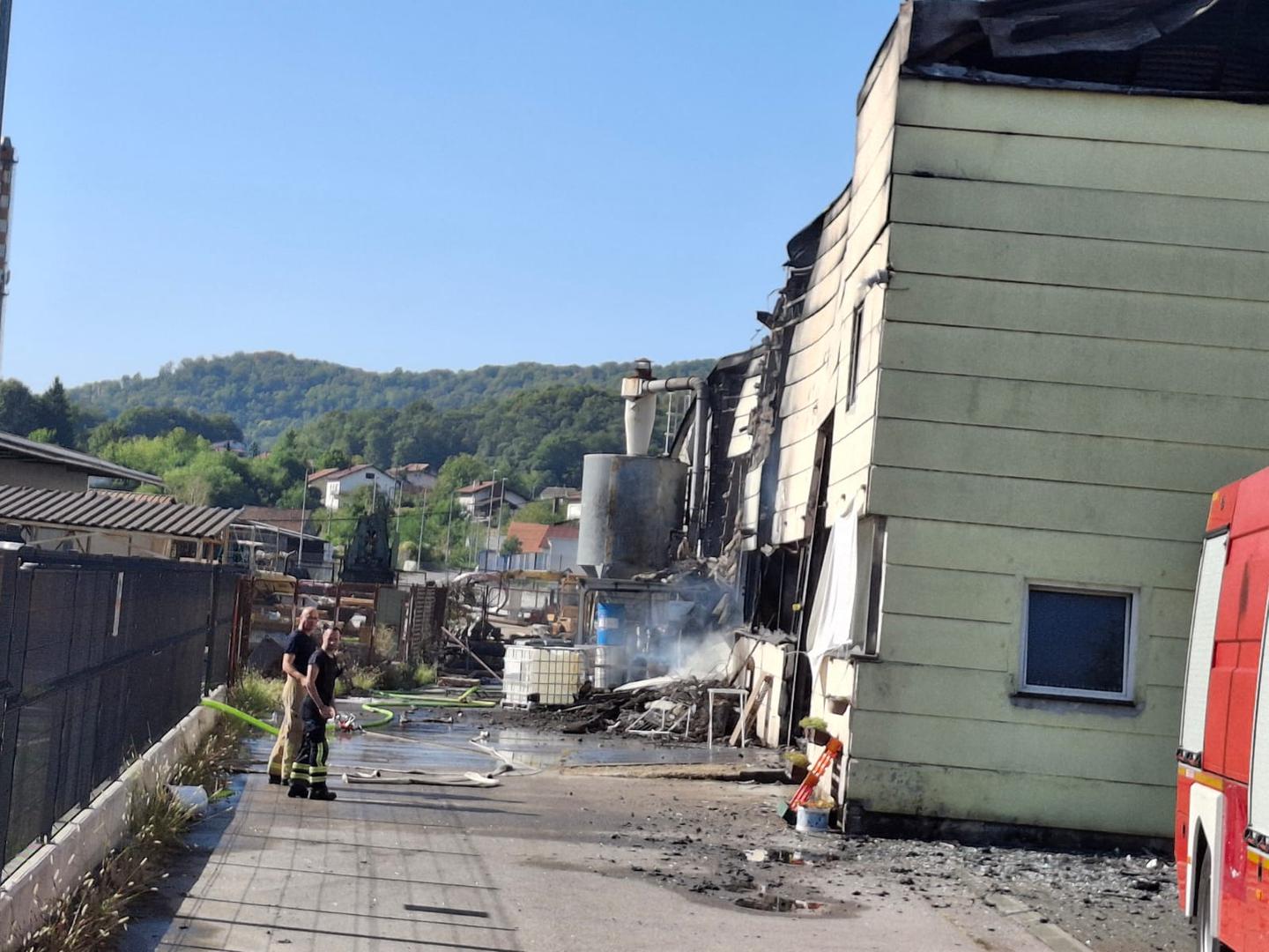 Požar je sada praktički ugašen, no vatrogasci i dalje osiguravaju požarište i gase preostala žarišta.