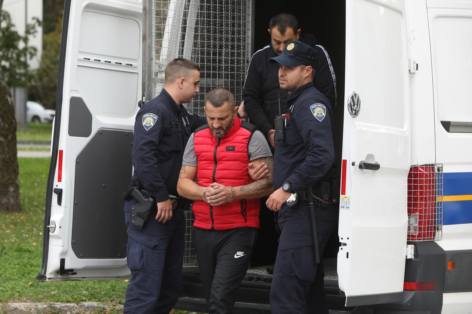 Kriminalističkim istraživanjem, koje su proveli službenici PU karlovačke u suradnji sa zagrebačkim kolegama, utvrđeno je da je ovaj dvojac zajedno s nepoznatim suradnikom opljačkao specijalna kombi vozila za prijevoz novca na dvije lokacije.

