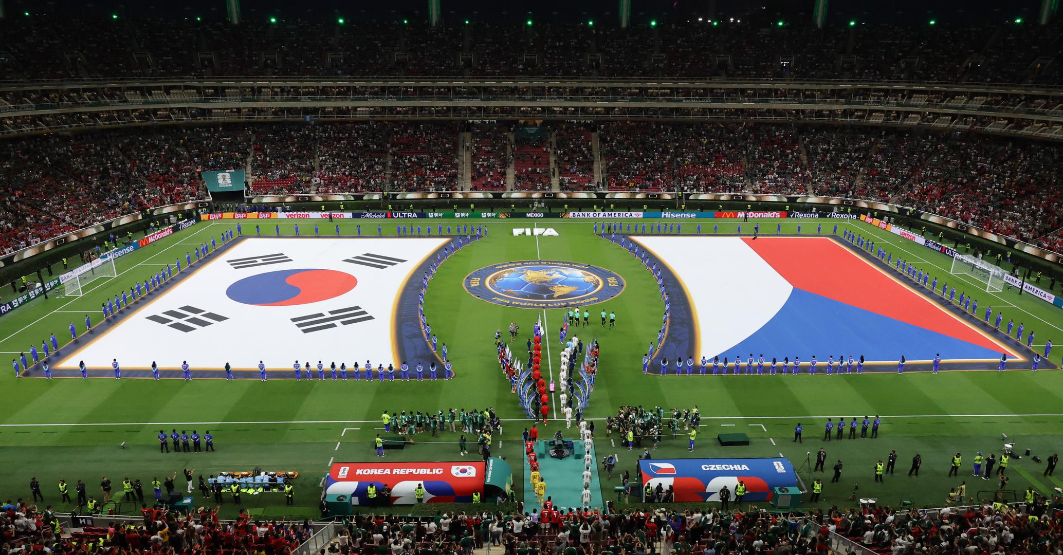 Međutim, grupe poput Football Supporters Europe (FSE) upozorile su da će "iznuđivačke" cijene isključiti obične navijače. Prema FSE-u, cijene ulaznica za ovaj turnir porasle su pet puta u usporedbi sa Svjetskim prvenstvom 2022. u Kataru.