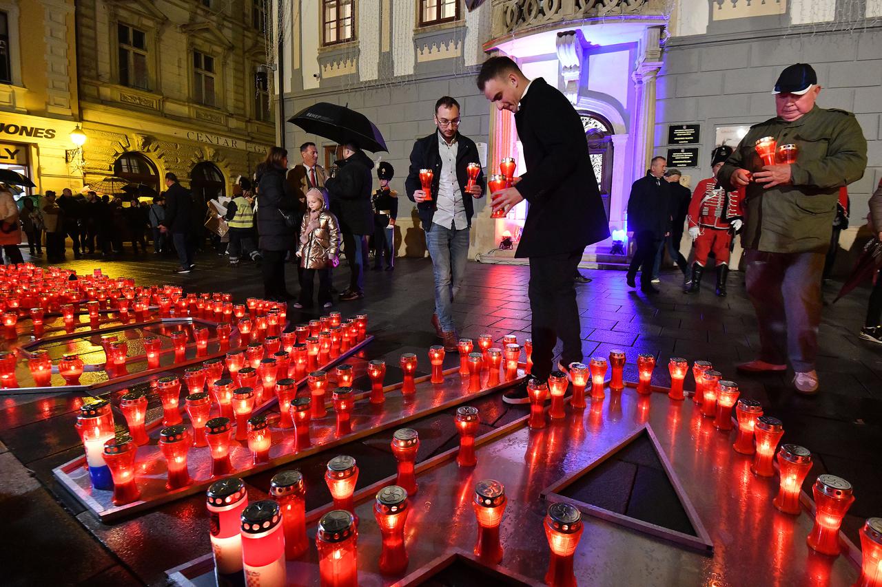 Vukovar: Paljenjem svijeća i molitvom ispred Memorijalne bolnice "Dr. Juraj Njavro" obilježen je Dan sjećanja na žrtvu Vukovara