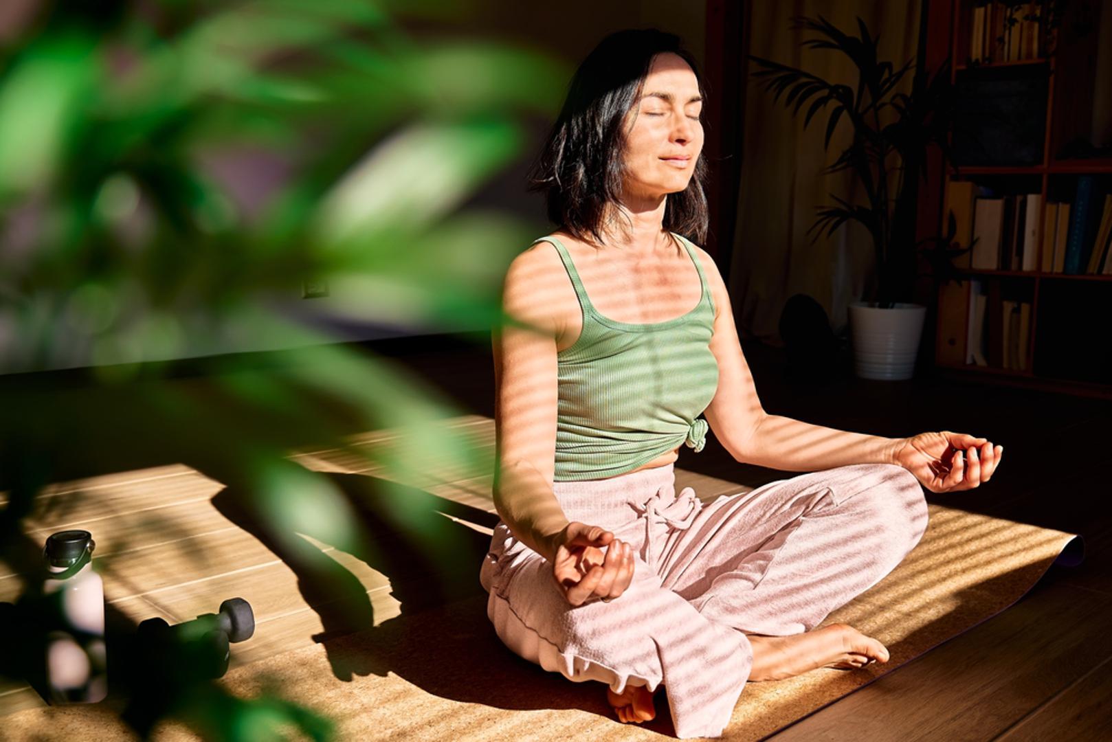 Vježbajte svjesnost i smirivanje: Tehnike svjesnosti, meditacija i kognitivno-bihevioralni pristupi mogu pomoći da se valunzi dožive manje stresno. Cilj nije uvijek potpuno zaustaviti val vrućine, nego smanjiti paniku, napetost i neugodu koju on izaziva. Duboko disanje, kratka meditacija ili usmjeravanje pažnje na sadašnji trenutak mogu biti korisni alati kada se valung pojavi.