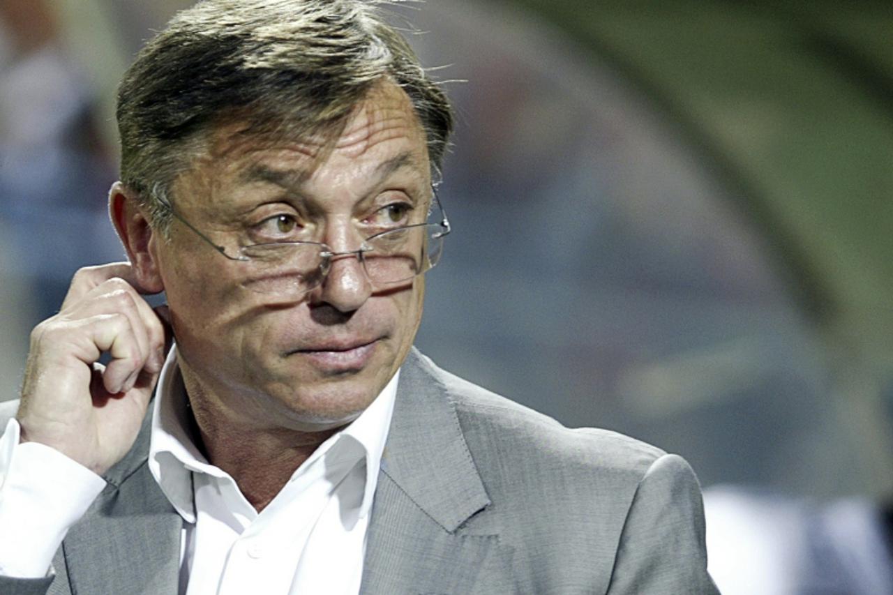 'Montenegro\'s head coach Zlatko Kranjcar reacts before the start of his team\'s Euro 2012 soccer qualification match against Bulgaria in Podgorica June 4, 2011.  REUTERS/Stevo Vasiljevic (MONTENEGRO 
