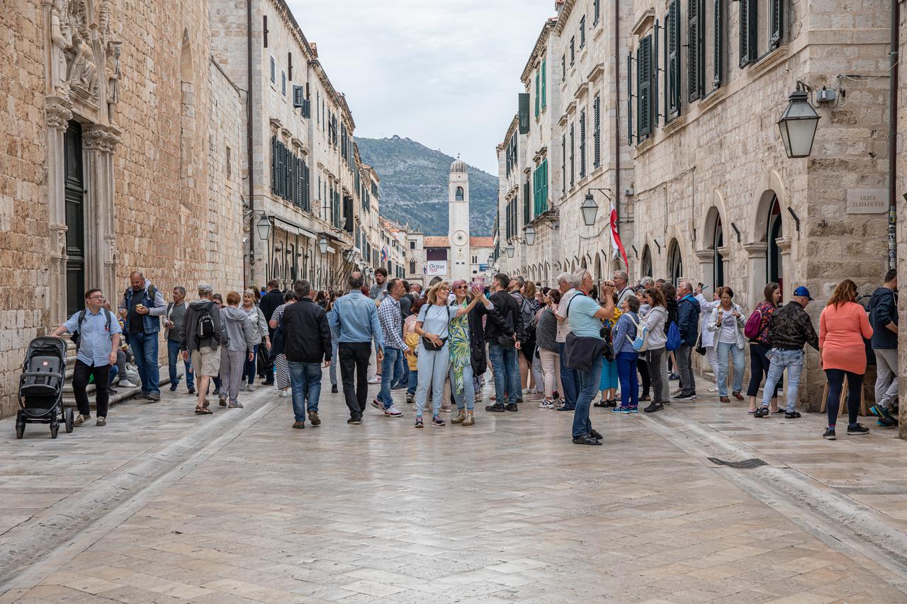 Turisti u razgledavanju stare dubrovačke gradske jezgre