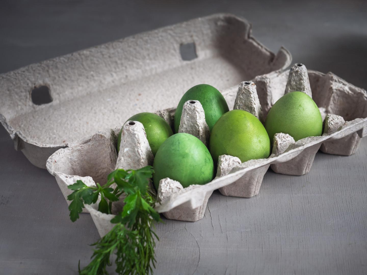 Špinat ili peršin: Za blage zelenkaste tonove mogu poslužiti i namirnice poput špinata ili veće količine peršina. Njih treba prokuhati u vodi kako bi pustili boju, a zatim u toj tekućini ostaviti jaja da se oboje. Iako zelena nijansa često neće biti jaka kao kod kupovnih boja, upravo u tome i jest čar prirodnog bojanja.