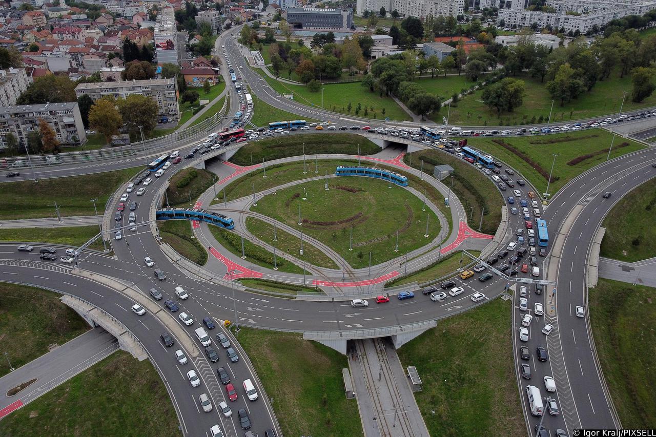 Zagreb: Pogled iz zraka na prometnu gužvu kod rotora u Remetincu