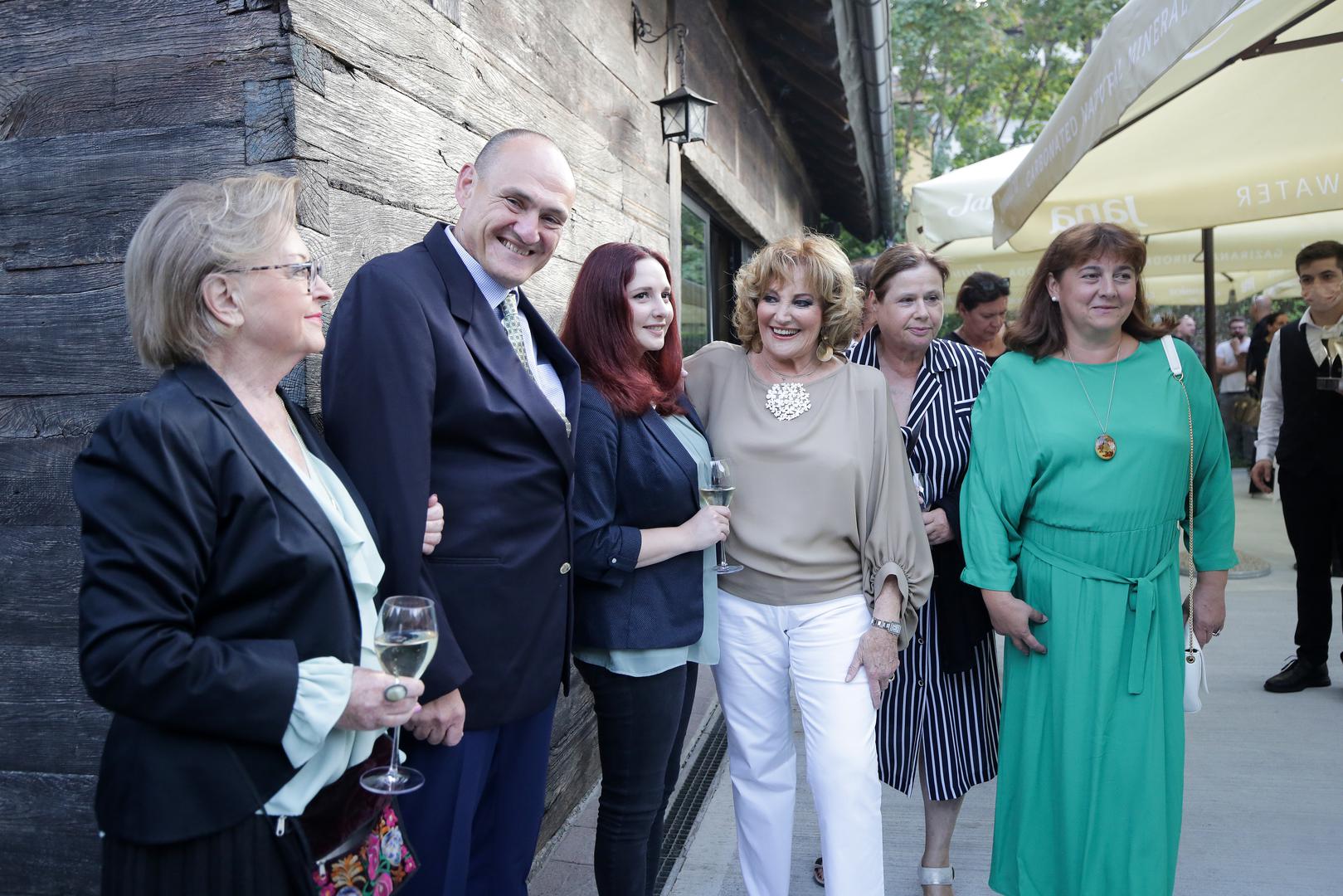 Obitelj je dio zajedničkog života provela u Parizu, gdje je Tereza gradila međunarodnu glazbenu karijeru. Brak je, međutim, završio 1973. godine, a Miro je nakon raspada obitelji odlučio vratiti se iz Francuske kako bi mogao ostati blizu sina.