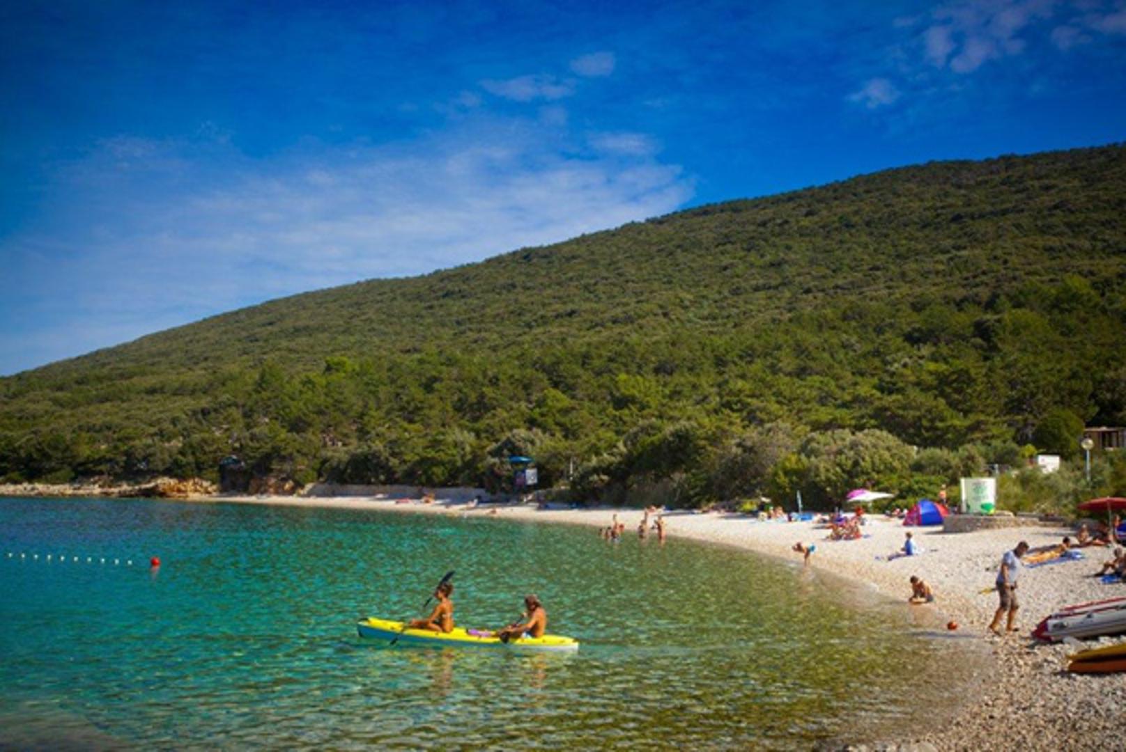 Slatina (Martinšćica,otok Cres) 
Šljunčana plaža Slatina jedna od najljepših plaža na cresko-lošinjskom otočju. Bogatstvo sadržaja kampa čini plažu Slatina izvrsnim mjestom za zabavu, rekreaciju i odmor. Plaža ima sve potrebne sadržaje: restoran, sportske i zabavne sadržaje, tuševe, kabine za presvlačenje te toranj za spasioce. U blizini se nalazi i sportsko-animacijski centar u kojem se djeca i odrasli također mogu zabavljati.