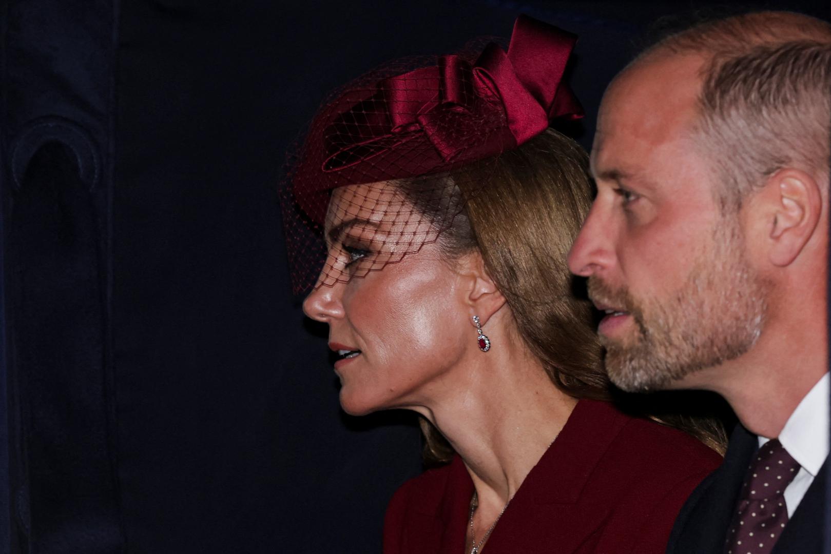 Nakon gotovo 15 godina braka i godinu dana od teške dijagnoze raka Kate Middleton, ona i princ William 'povezaniji su nego ikad', kako navodi nova naslovnica časopisa People. Princ i princeza od Walesa djeluju zaljubljenije nego ikad prije, često iskazujući svoju ljubav malim javnim gestama.