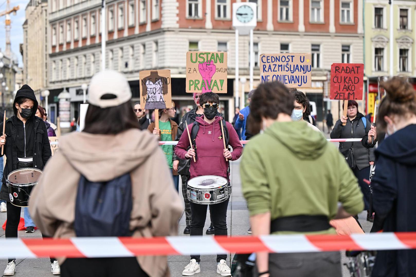 04.05.2024., Zagreb - Prosvjed koji se paralelno odrzao s molitvom muskaraca na Trgu bana Jelacica u Zagrebu. Photo: Neva Zganec/PIXSELL
