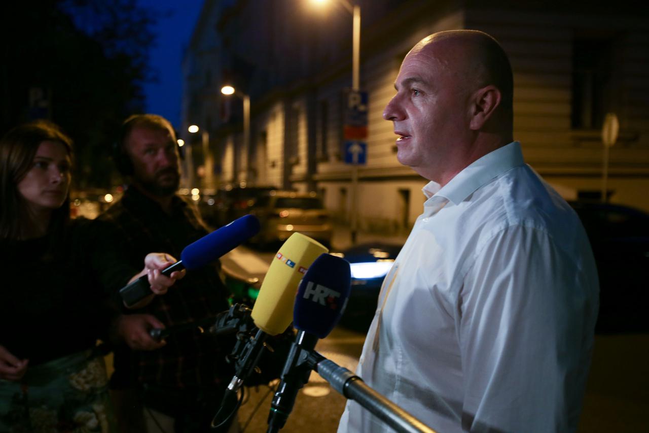 Na BMW-u koji su presreli policajci oznake HOS-a i Sindikata policije