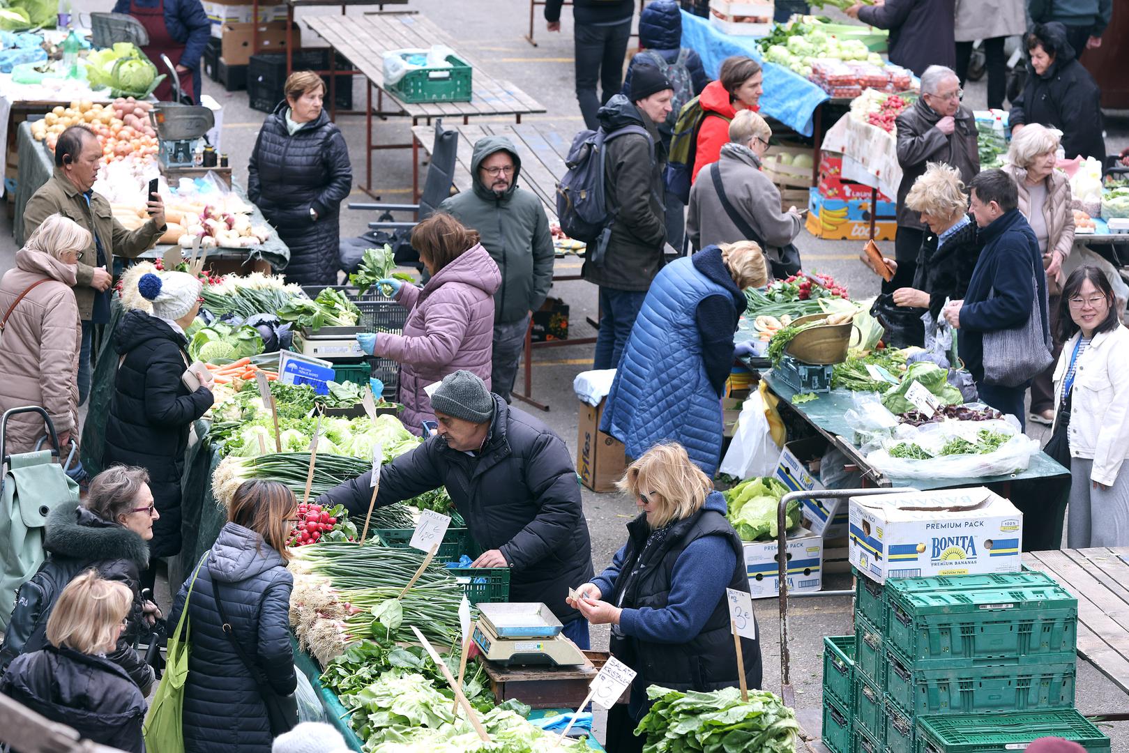 Blagdanska košarica nikad je skuplja, a kako smo već pisali, ona skromnija  stoji oko 75 eura, dok bogatija prelazi 160, uz značajne razlike među županijama.