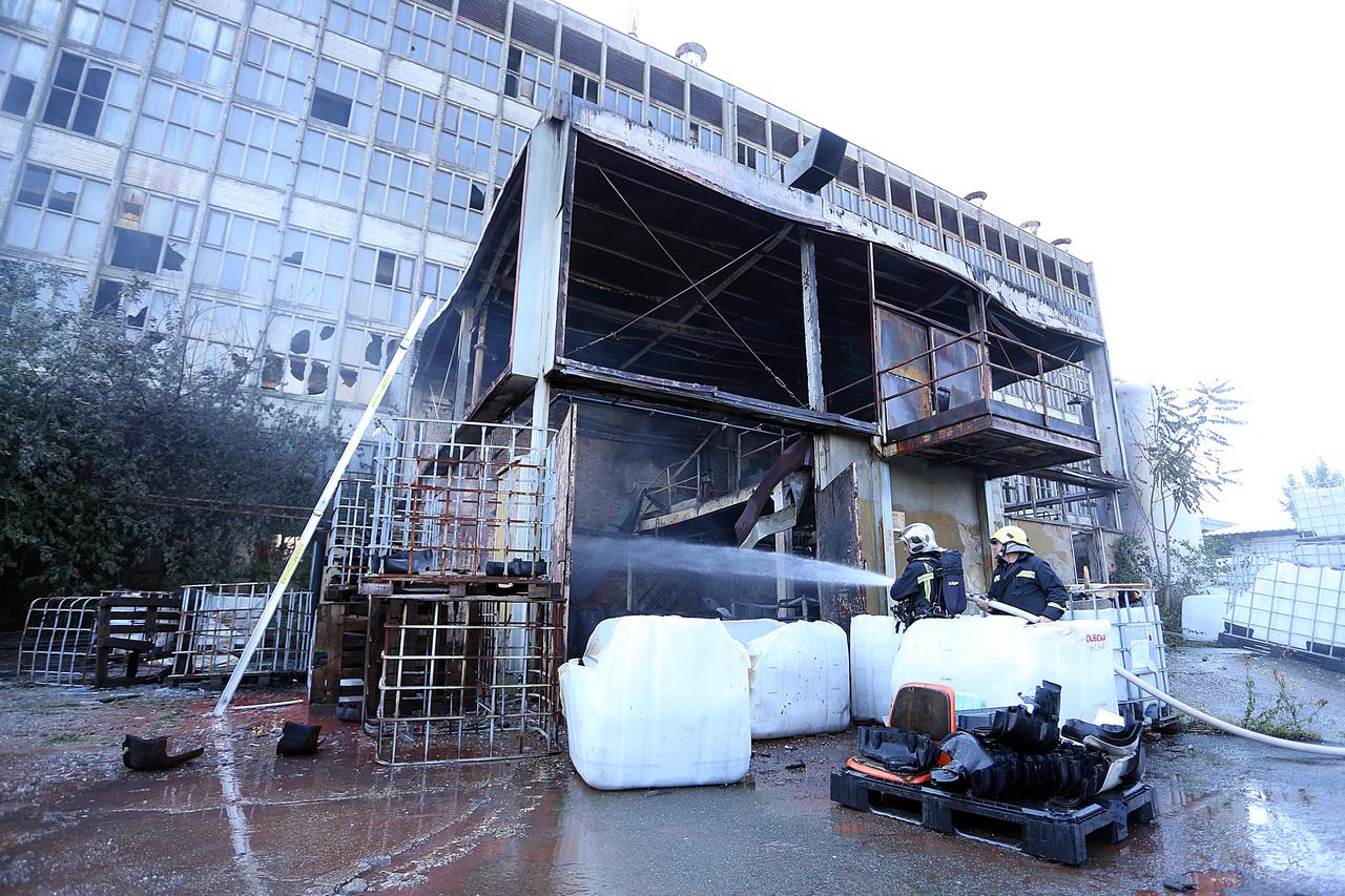 U skladistu poduzeca Urbar d.o.o. na adresi Radnicka cesta 173, bivsi Chromos, doslo je do pozara skladista i 20-ak boca nepoznatog sadrzaja