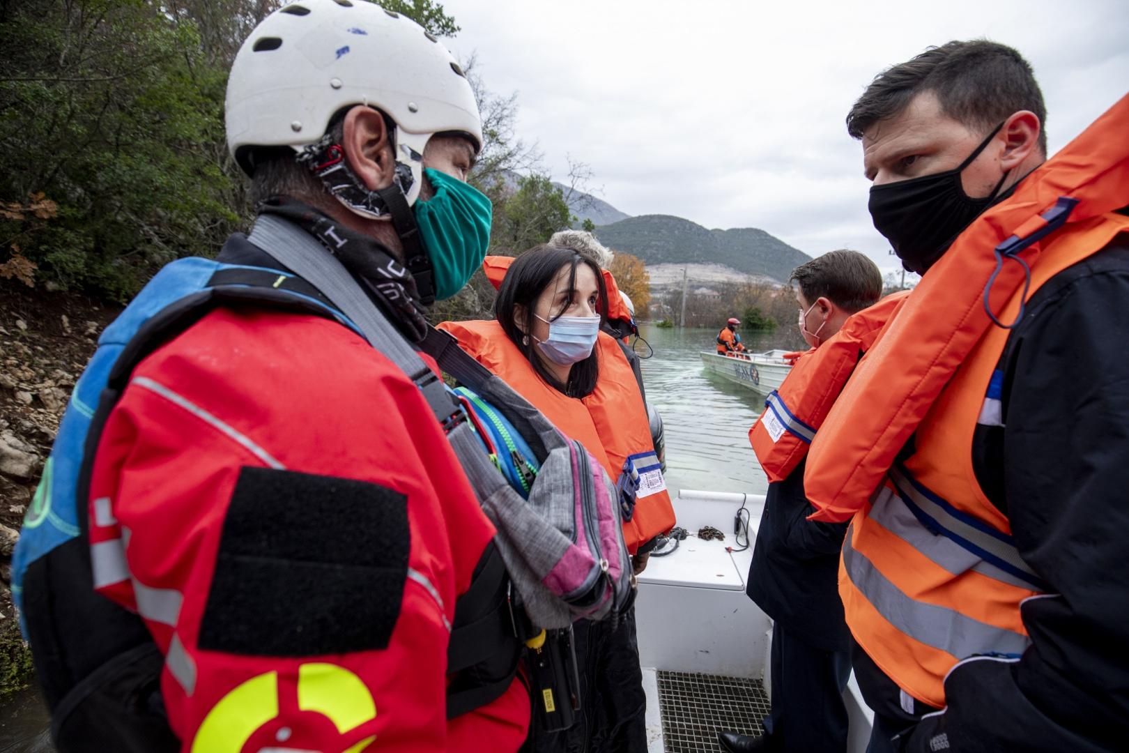 11.12.2020., Vrgorac, Kokorici - Ministrica poljopriverede posjetila je Kokorice, mjesto u kojem je poplava unistila brojne obiteljske kuce, a vodostaj i dalje raste. Nakon kratkih izjava, prosetala se mjestom i popricala s mjestanima. Na fotografiji ministrica poljoprivrede Marija Vuckovic.Photo: Miroslav Lelas/PIXSELL