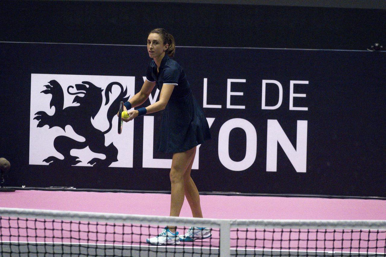 La joueuse de tennis croate Petra Martic élimine la Française Kristina Mladenovic (6-3, 3-6, 5-7) lors de l'Open "6ème Sens Immobilier Métropole" à Lyon
