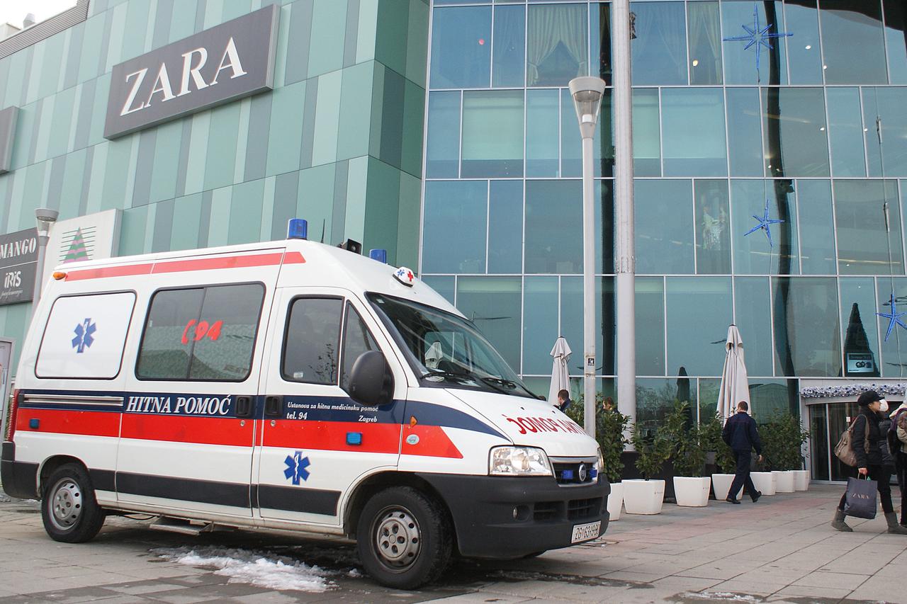 04.12.2010., Zagreb - Nepoznata zena se srusila u zagrebackom centru Avenue Mall, zastitari su je iznjeli van. Policija i hitna pomoc su stigli u kratkom roku. Photo: Sinisa Kanizaj/PIXSELL