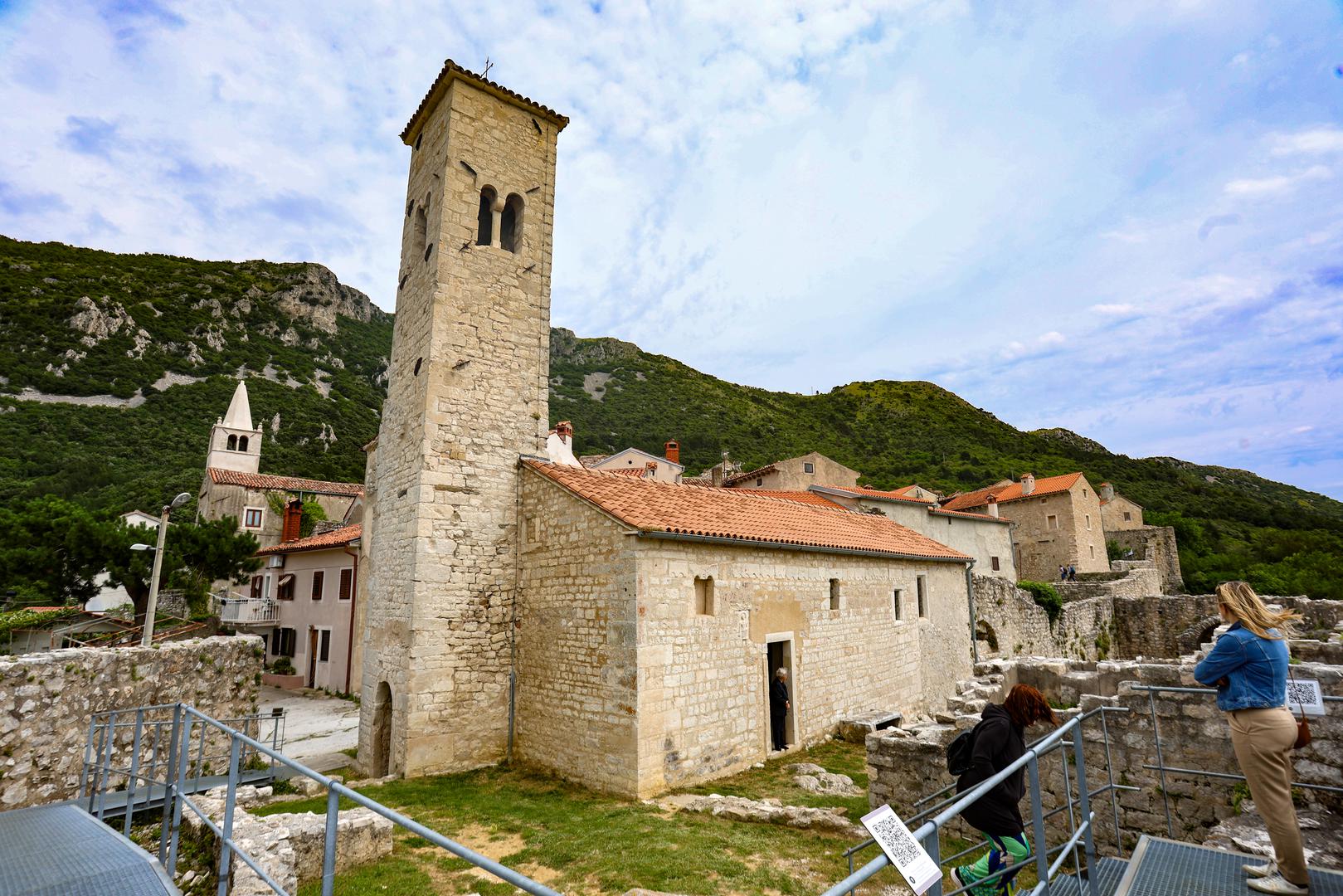 U CRKVI SU I VELIKO RASPELO IZ 16. STOLJEĆA te drveni oltari, no ono možda i najvrednije godinama se
“skrivalo” s vanjske strane, uklesano u kamenu. Plominski natpis, stariji i od Bašćanske ploče, uz koji se nalazi
i reljef tajanstvenog muškarca oko čijeg se identiteta i danas vode rasprave