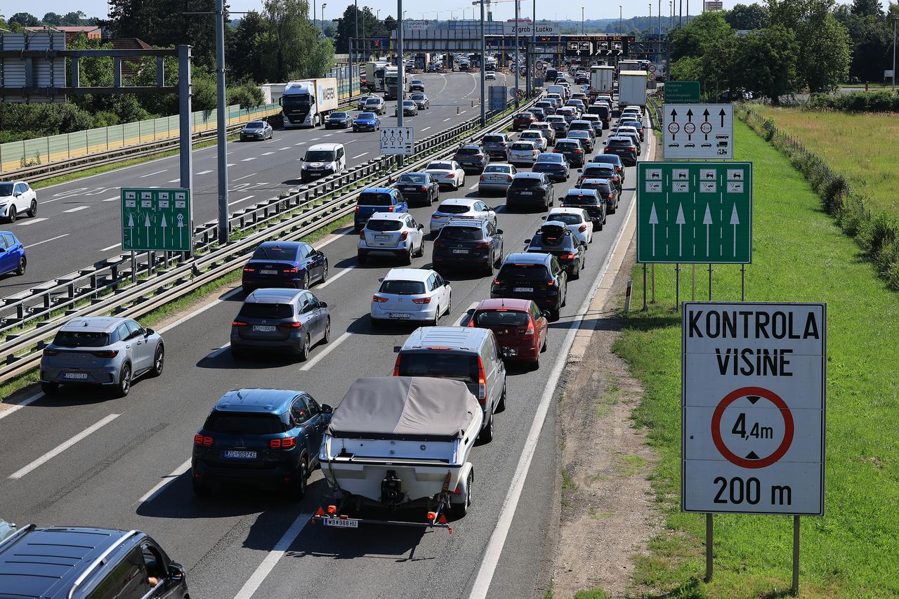 Velike prometne gužve na naplatnoj postaji Lučko prema moru