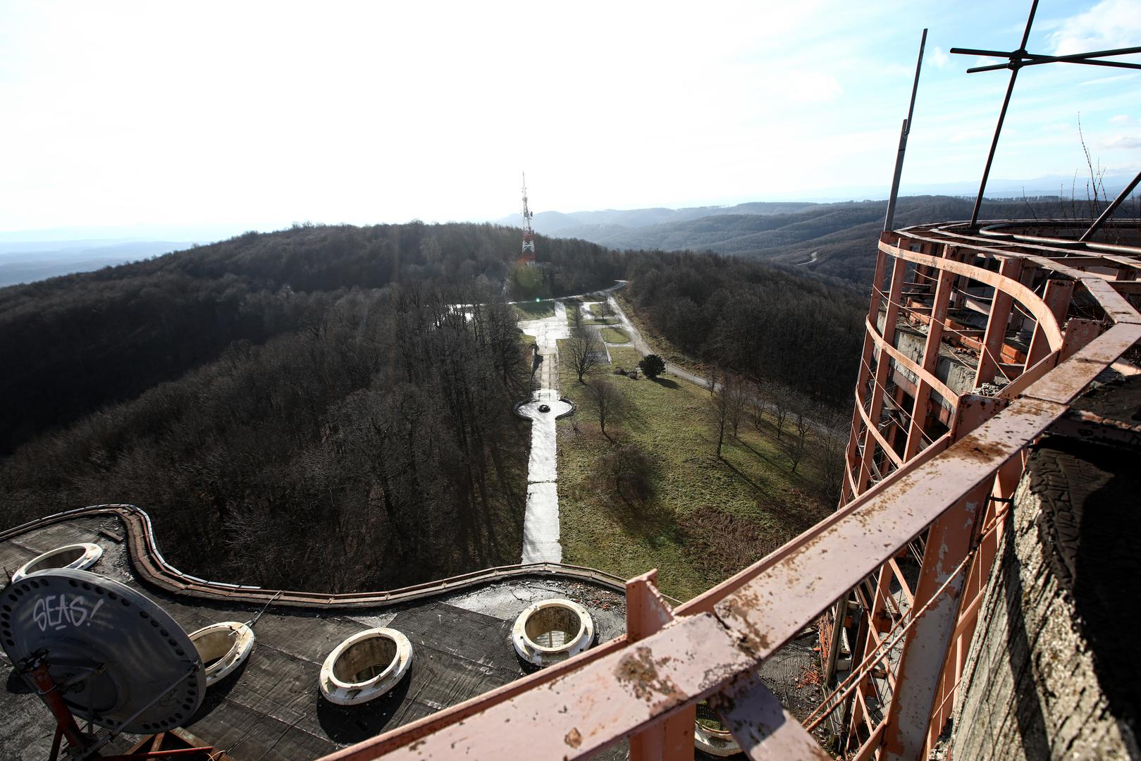Ostavljen bez zaštitnog sloja, armiranobetonski kostur prepušten je zubu vremena, kiši i snijegu koji su uništili unutrašnjost.