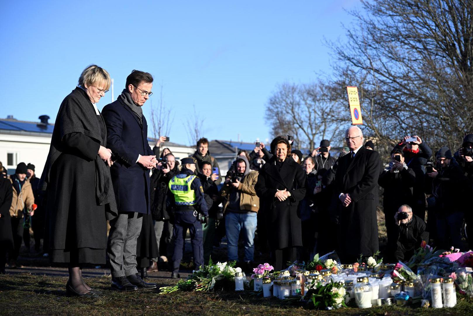 Sweden's King Carl Gustaf and Queen Silvia, Prime Minister Ulf Kristersson with his wife Birgitta Ed  visit the memorial site where mourners placed candles and flowers outside Campus Risbergska School, the day after the school shooting at Risbergska school in Orebro, Sweden February 5, 2025.  TT News Agency/Andres Wiklund via REUTERS      ATTENTION EDITORS - THIS IMAGE WAS PROVIDED BY A THIRD PARTY. SWEDEN OUT. NO COMMERCIAL OR EDITORIAL SALES IN SWEDEN. Photo: Andres Wiklund/REUTERS