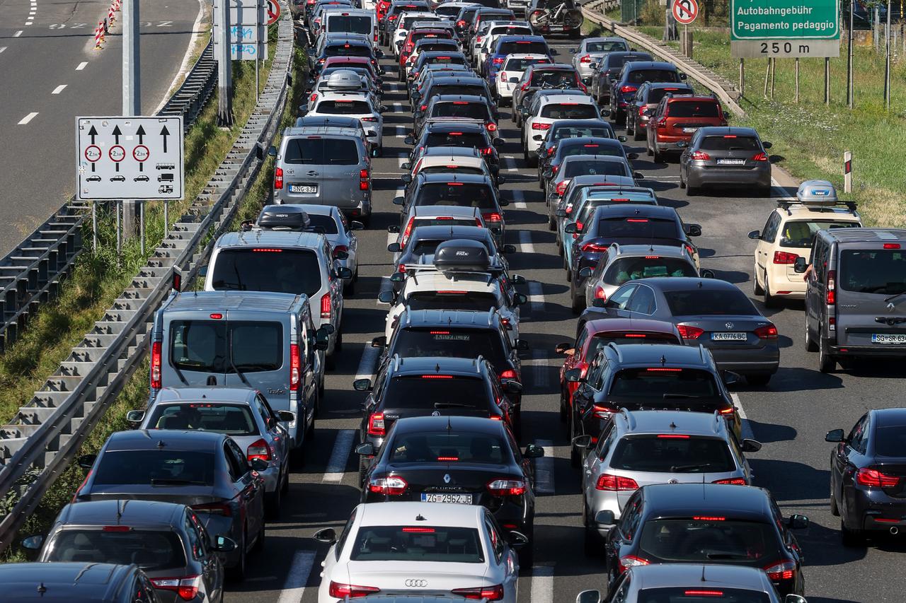 Zagreb: Gužve na naplatnim kućicama u Lučkom prema moru