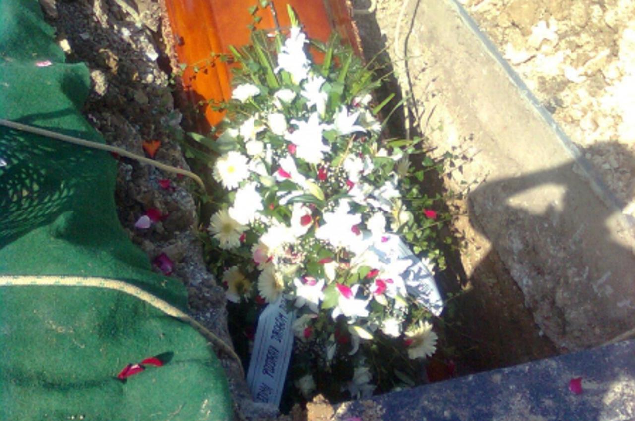 '24.08.2011. Mjesno groblje, Petrovsko - Obitelj Hrsak neugodno se iznenadila kada su vidli u kojem se stanju nalazi grob nakon jucerasnjeg sprovoda. Lijes je bio zakopan samo na pola tako da su ga on