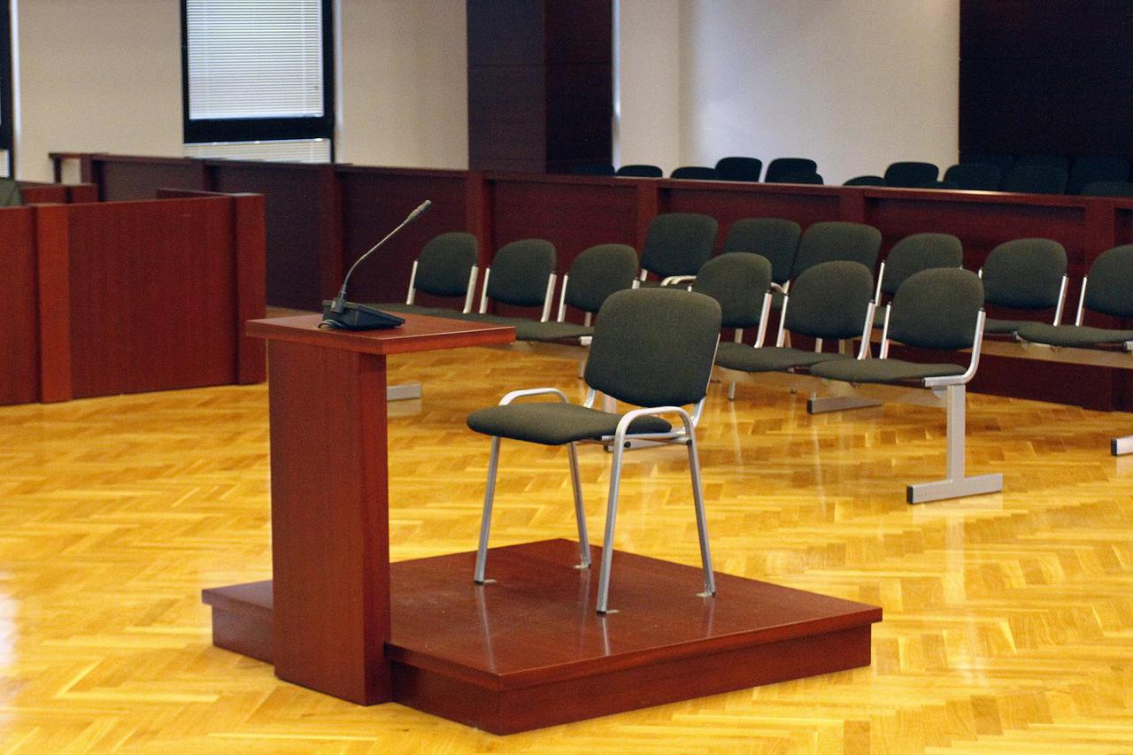 Prazna stolica u sudnici
