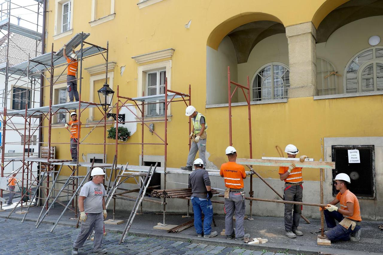 Zagreb: Radnici postavljaju skele na Gornjogradsku gimnaziju