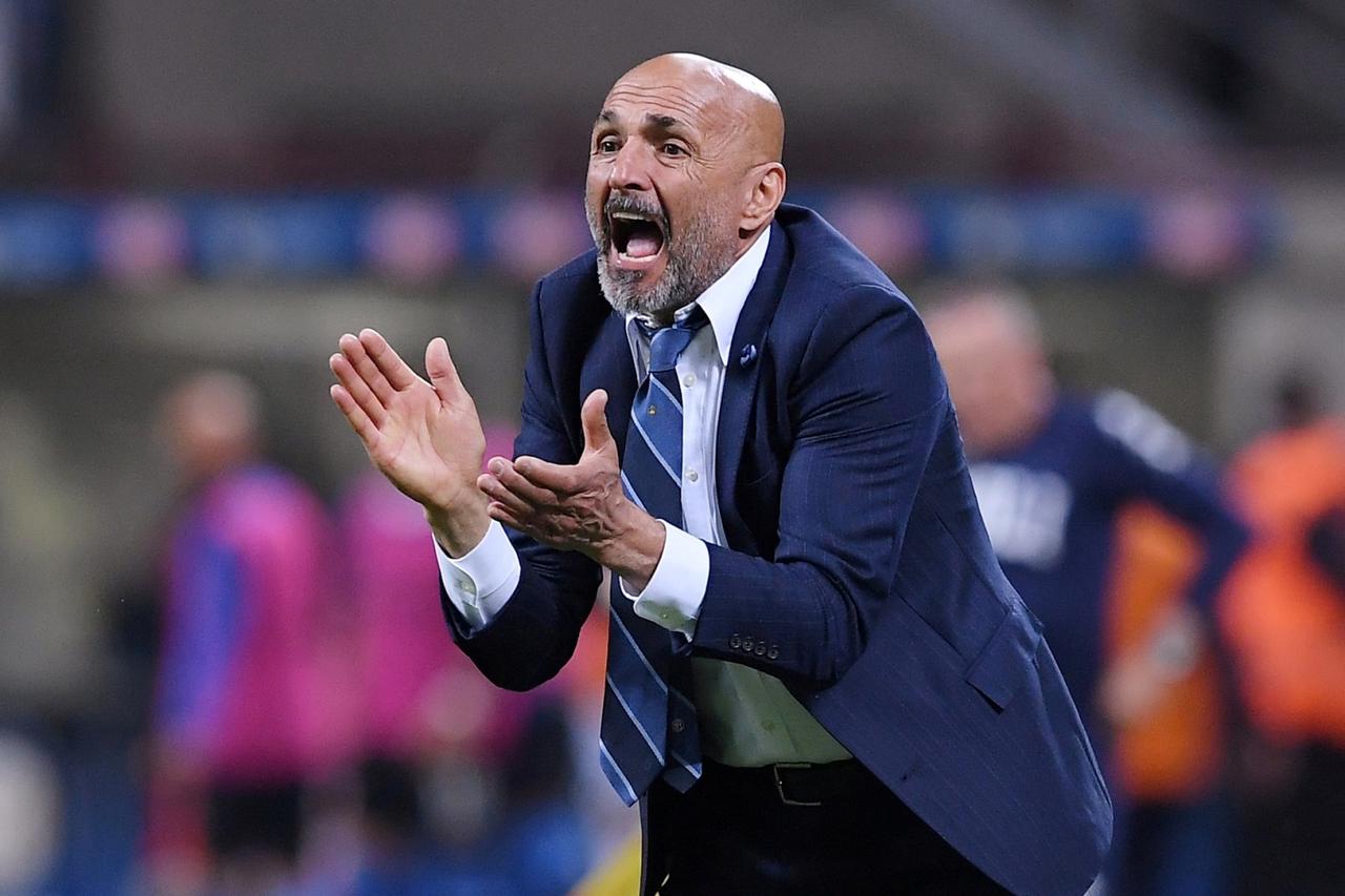 FILE PHOTO: Luciano Spalletti reacts while in charge of Inter Milan in a Serie A match v Empoli