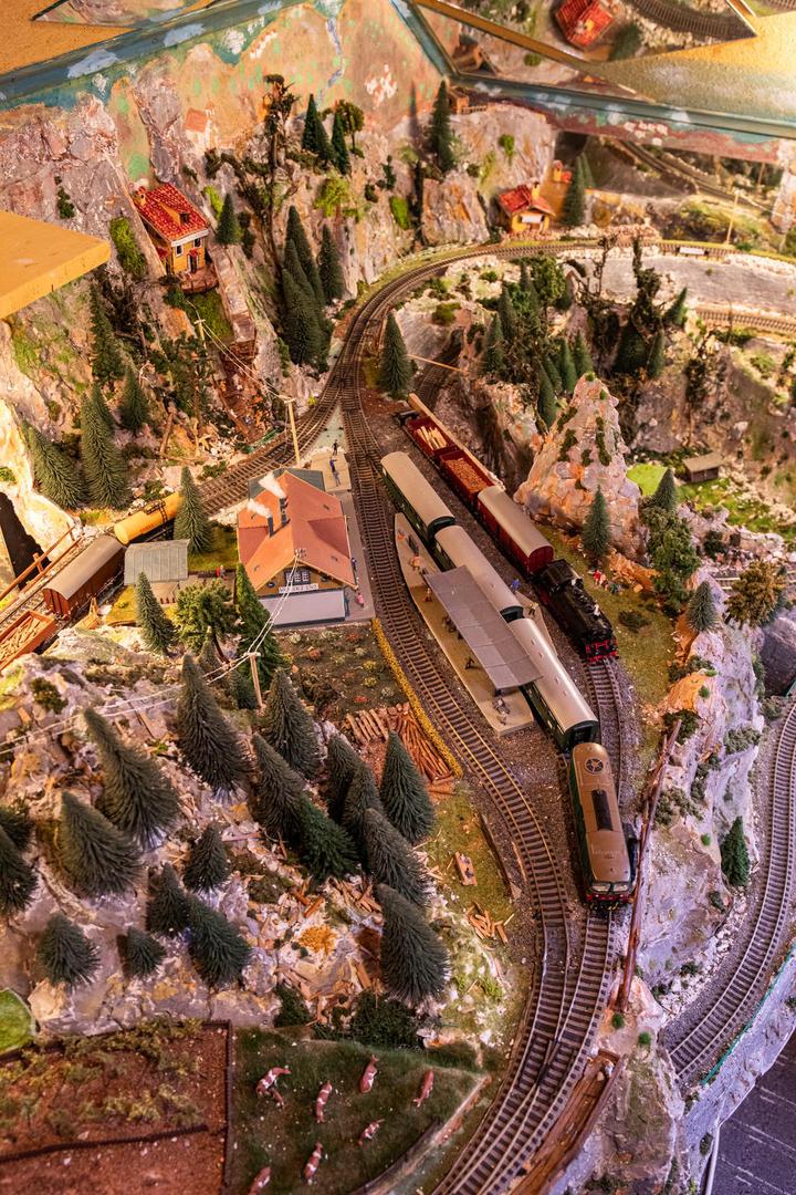 "Radio sam na maketi oko 12 godina, a u tih 12 godina negdje oko 300 noći jer sam radio uglavnom po noći, tada je lijepo i mir je", priča Pero dok pažljivo popravlja sitni detalj na svom umanjenom krajoliku.