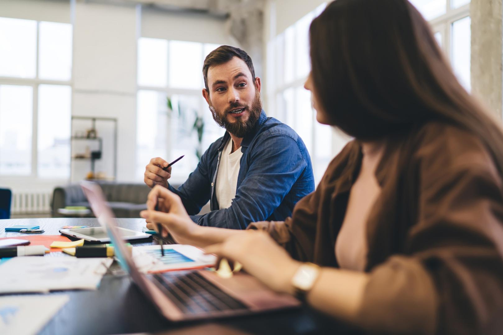Blizanci: Blizanci vole razgovor i argumentaciju. Oni su majstori u izražavanju i često će reći svoje mišljenje čak i kad znaju da će izazvati burnu reakciju. Njihova želja za razmjenom ideja jača je od potrebe da 'uljepšaju istinu'. Uz to, njihova znatiželja i pronicljivost često ih navode da postave pitanja koja drugi ne bi imali hrabrosti izgovoriti.